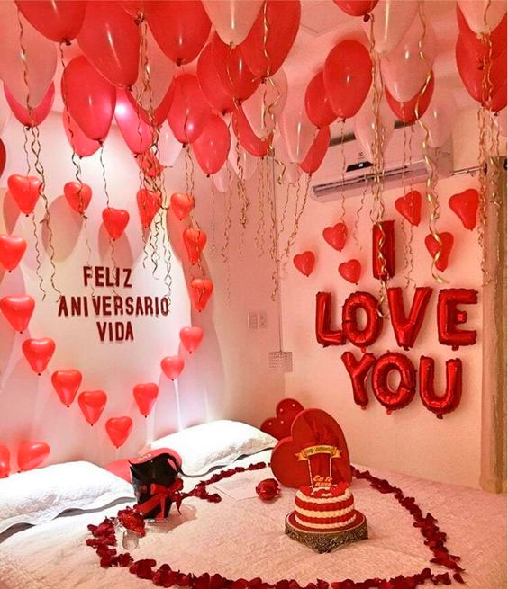 Balões e bolo no quarto para surpreender o namorado