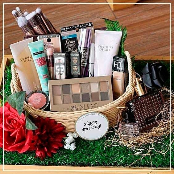 Basket for Mother's Day with beauty products