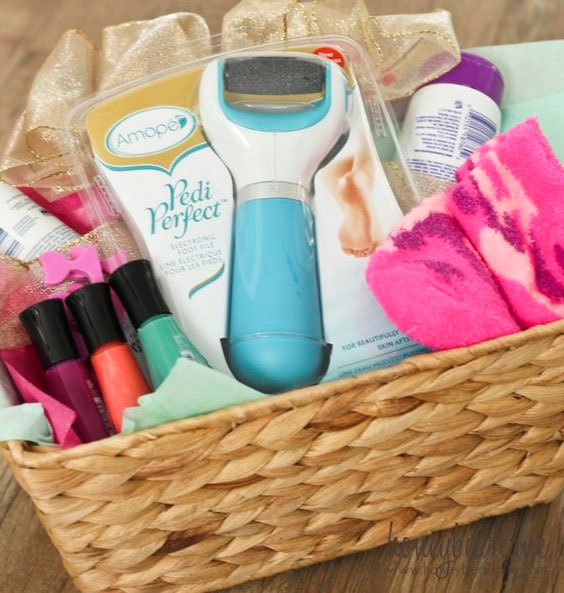 Basket for Mother's Day with pedicure kit